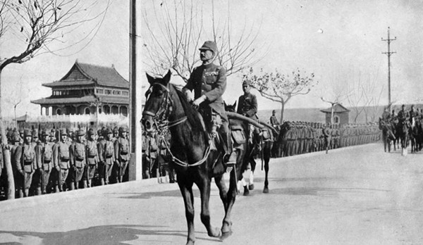 南京大屠杀日寇有多兽性？鬼子在地洞糟蹋妇女，竟让其小叔子照明 图1