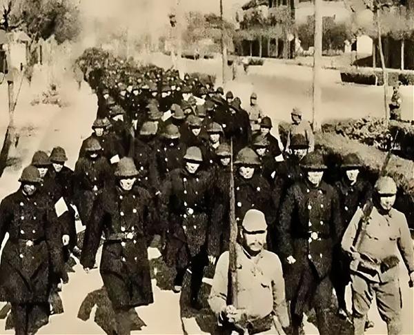 伍长德：2000警察的死亡行军里，他躲在尸堆里活了下来 图1