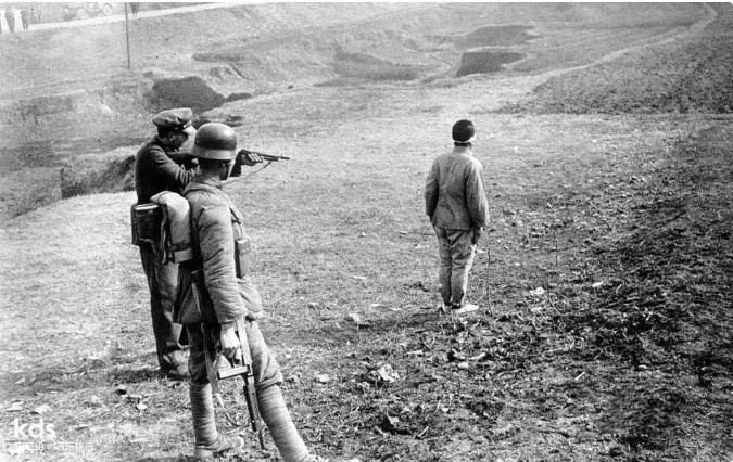 实拍南京大屠杀战犯临刑现场：战犯憔悴不堪，群众鼓掌高呼痛快