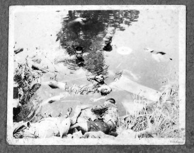 被残杀的中国人尸体漂在水中。