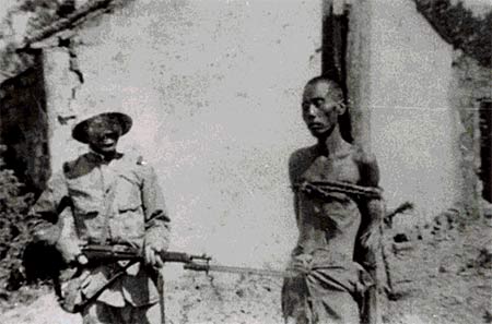 组图：日军将青壮年绑在树上再刺杀