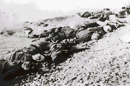 图文：被日军集体屠杀后丢弃在江边的尸体