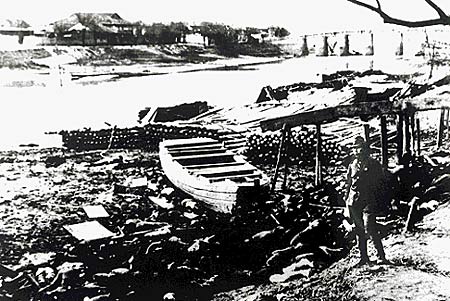 组图：村濑守保拍下的江边尸体堆积的情景